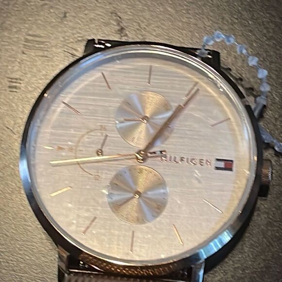 NWOT TOMMY HILFIGER
Carnation Gold-Tone Stainless Steel Mesh Bracelet Watch 40mm - Picture 2 of 4